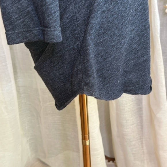 Aritzia Community Raglan Charcoal Grey 1/4 length sleeve tee T-shirt Raw hem - Picture 4 of 6